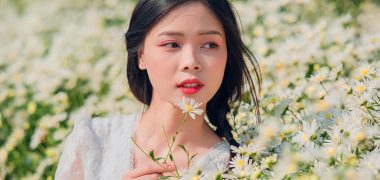 绳艺花朵造型编制步骤展示，棉绳编成立体花朵挂在装饰墙上，花瓣层次分明色彩清新